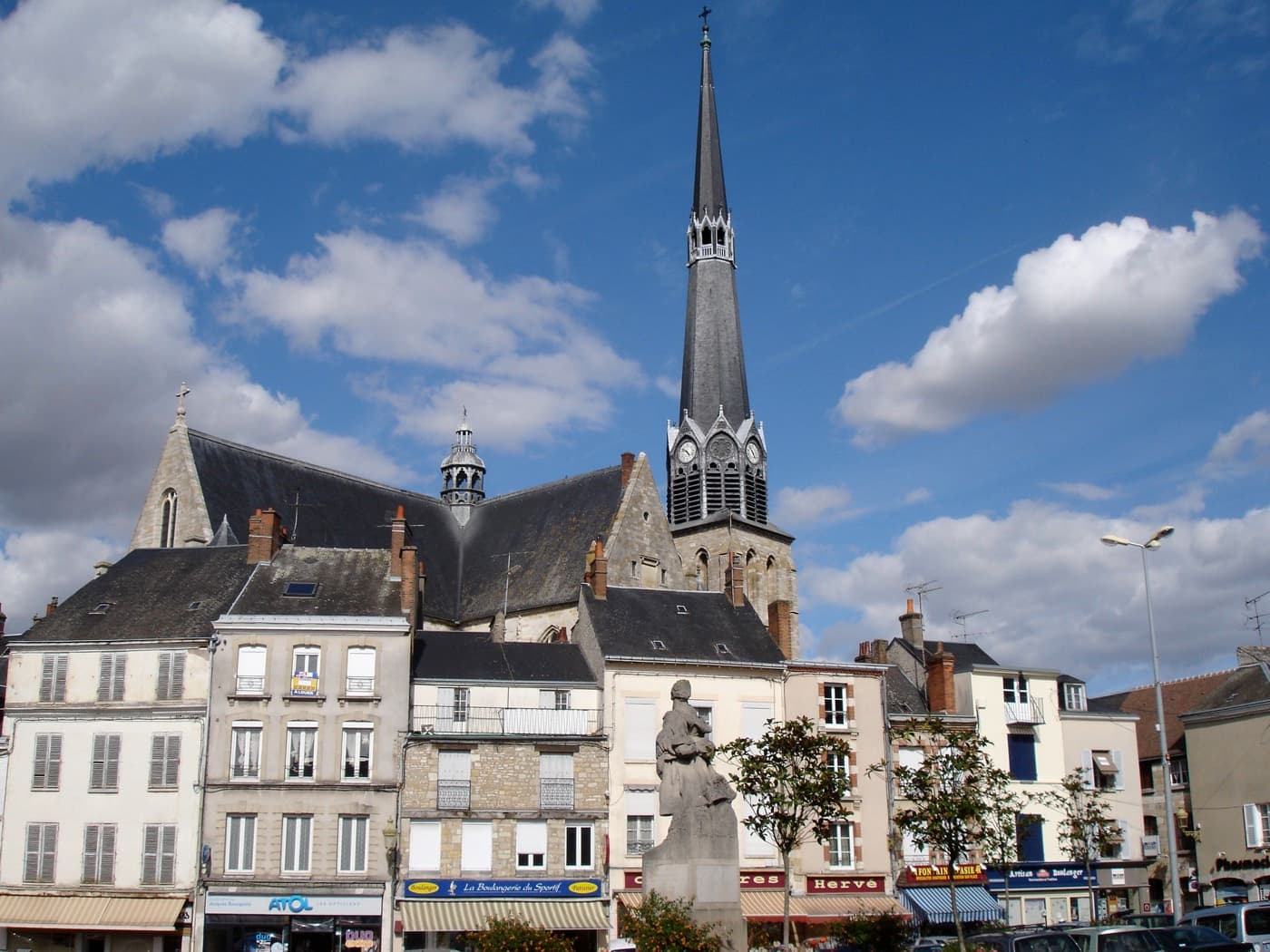 Place du Martroi à Pithiviers, ville de l’étude d’huissier PROJUSTICE